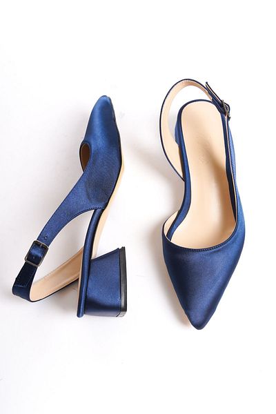 Shoesers Pantofi de damă cu bandă asimetrică cu vârf ascuțit din satin bleumarin cu toc mic