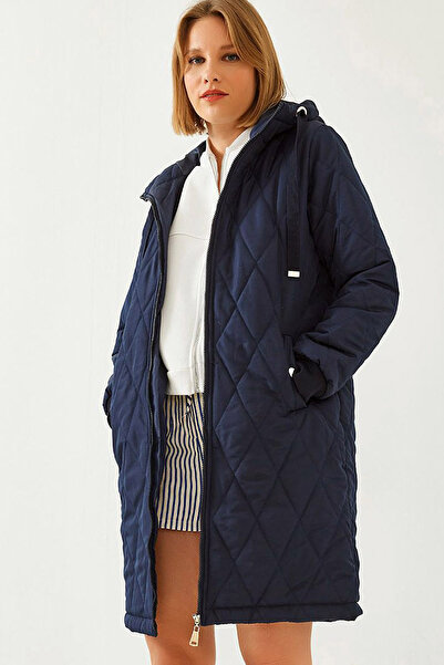 MissThetis Kapüşonlu Çift Cepli Rahat Kalıp Fermuarlı Astarlı Şık ve Cool Midi Boy Hafif Dolgu Kapitone Mont