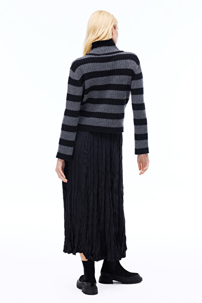 Perspective Knitwear Comfortable Fit Striped Pattern Standard Size Low Sleeve Turtleneck Black Gray Sweater