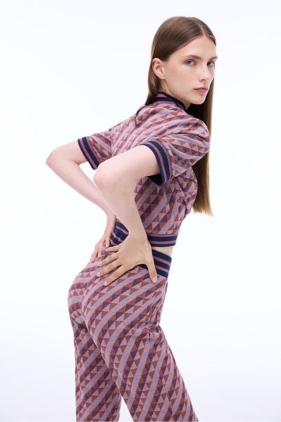 Perspective Блуза с дълъг ръкав и кръгло деколте Alcors Slim Fit с геометричен мотив и къс топ в бордо