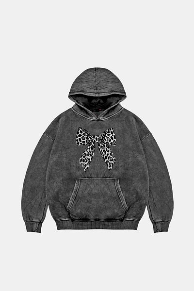 Sekizbiraltı Hanorac negru supradimensionat unisex cu model leopard „V2”.
