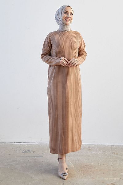 InStyle Langes Strickkleid mit Rollkragen von Arissa – Kamel