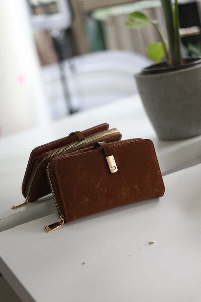 Moom Bag Дамски кафяв портфейл с антична текстура и златен аксесоар