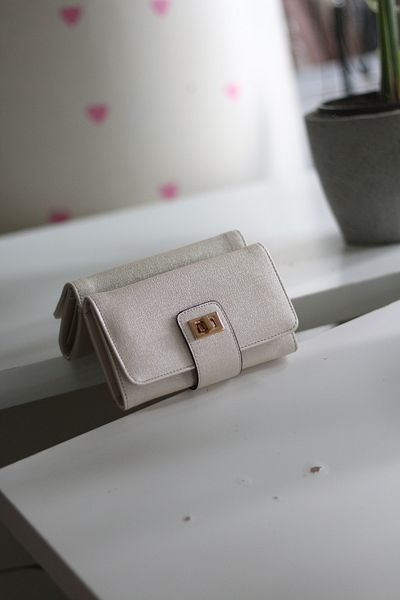 Moom Bag Дамски кремаво-златист портфейл с детайли