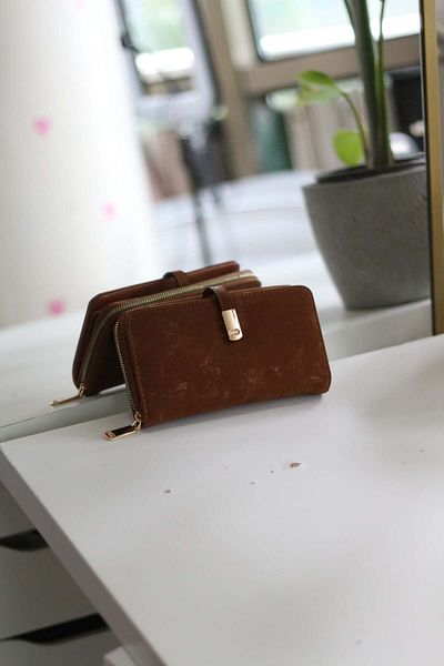 Moom Bag Дамски кафяв портфейл с антична текстура и златен аксесоар