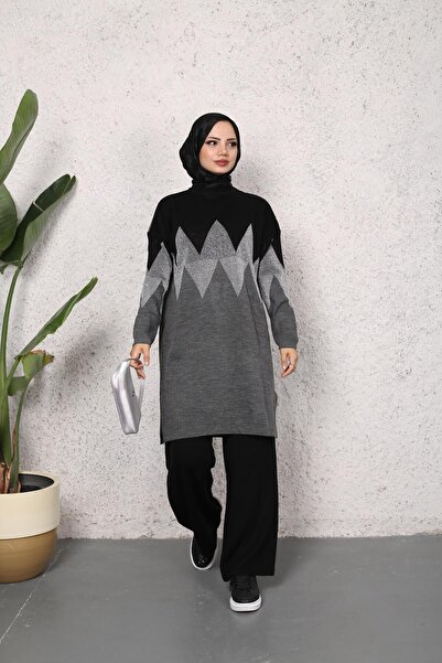 FATELLA KADIN MODEST KENDİNDEN DESENLİ YANDAN YIRTMAÇLI SİMLİ TRİKO TUNİK