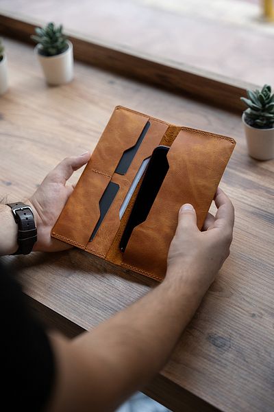 minimal X design محفظة نقود وهاتف عمودية باللون البني للجنسين