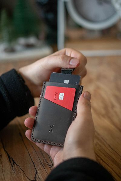 minimal X design حامل بطاقات آلية Minimal X V2 - كستنائي - مصنوع يدويًا من الجلد الحقيقي - تصميم عملي وسهل القوة