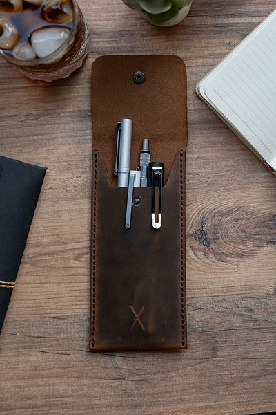 minimal X design Suport pentru stilou din piele Minimal X - Castan - Piele autentică și lucrat manual - Design minimalist simplu și elegant