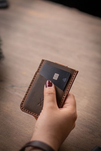 minimal X design Taba Minimal X V2 - مصنوع يدويًا من الجلد الحقيقي - حامل بطاقات آلية بسيط وأنيق