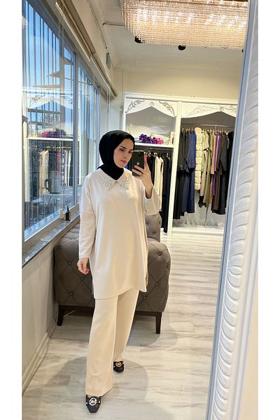 Invee طقم INVEE 7046 باللون البيج مع تفاصيل حجرية على الياقة