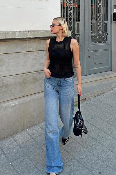 Swist Schwarze Strickbluse mit Kordelzug – ärmellos und transparenter Strick