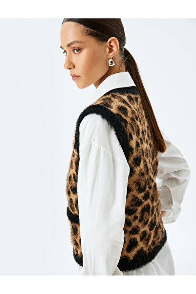 Koton Round Neck Sleeveless Leopard Print Plush Vest with Buttoned Pockets
