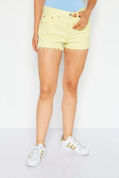Levi's شورت جينز سادة للنساء، لون ليموني