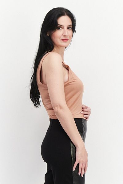 Gentle Fawn بلوزة نسائية قصيرة بدون أكمام بفتحة رقبة على شكل حرف V، لون بني فاتح