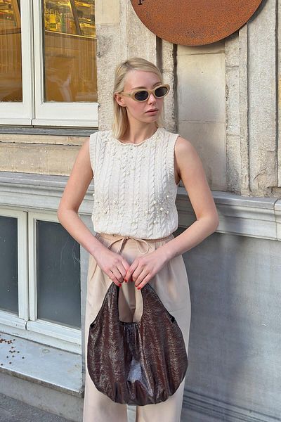 Swist Beigefarbener Strickpullover mit Perlen und null Ärmeln für Damen