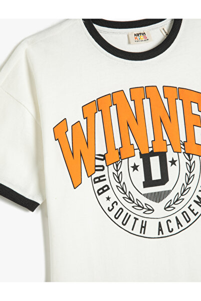 Koton Vysokoškolské tričko s krátkým rukávem s výstřihem z bavlny