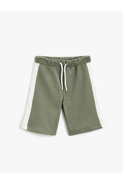 Koton Shorts mit Bindegürtel in Kontrastfarbe und Struktur