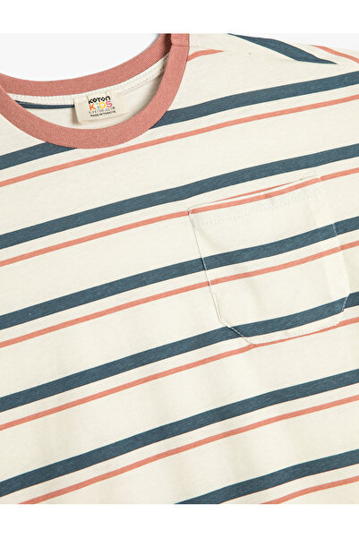 Koton T-shirt z krótkim rękawem i okrągłym dekoltem. Bawełniana kieszeń. Szczegółowa