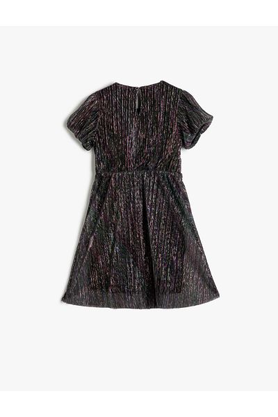 Koton Glänzendes Tüllkleid mit Stern-Applikationen – Kurze Ärmel und geraffte Taille