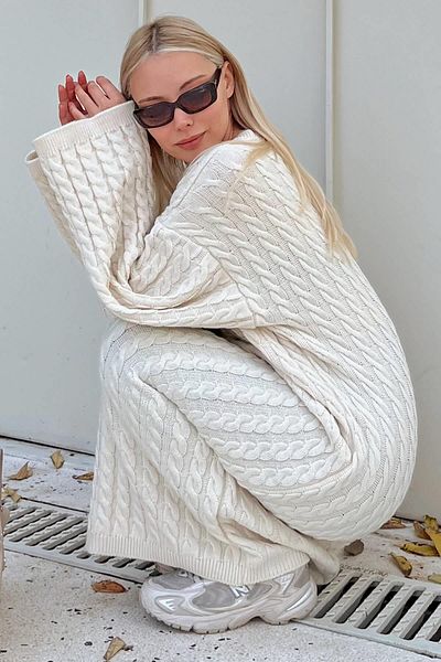 Swist Beiges geflochtenes Strick-Midikleid mit Rundhalsausschnitt für Damen