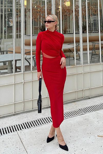 Swist Rotes, tief ausgeschnittenes, drapiertes Midikleid aus Tüll im Halbfischerstil für Damen