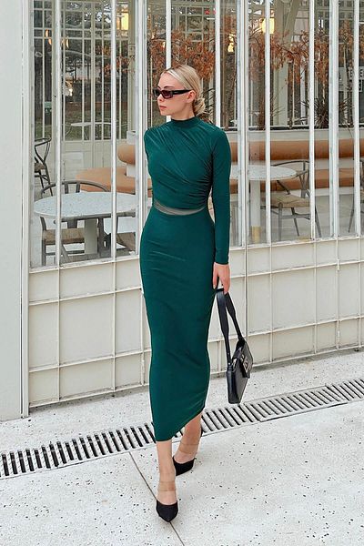 Swist Grünes, tief ausgeschnittenes, drapiertes Midikleid aus Tüll im Halbfischerstil für Damen