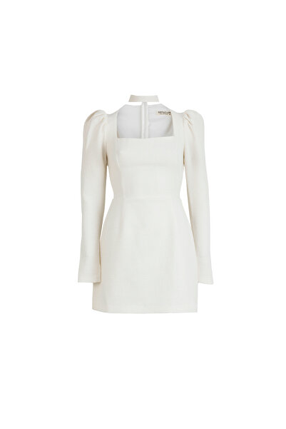 DEFİLE LUX SHANEL KUMAŞ STRAPLEZ YAKA BOYUN DETAYLI KISA ELBİSE BEYAZ