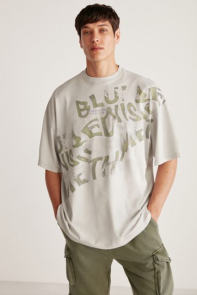 GRIMELANGE Μπλουζάκι Bowie Oversize Fit Print Λεπτομερές μπλουζάκι με στρογγυλή λαιμόκοψη με κοντό μανίκι ανοιχτό γκρι