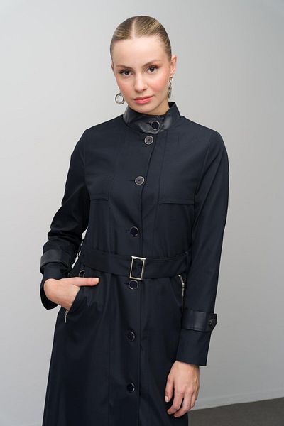 Olcay DUNKELBLAU 4298 – Langer Trenchcoat mit Stehkragen, gefüttertem Leder und Cape-Detail