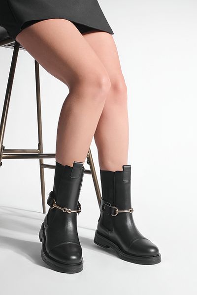 Marjin Damen Stiefel aus echtem Leder mit elastischem Seitenband und goldener Kettenschnalle Lorve schwarz