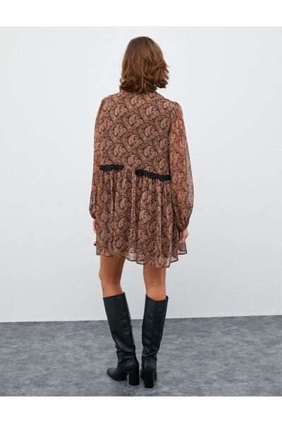 Koton Melis Ağazat X Koton - Φόρεμα με φούντα μπαλόνι με μανίκια έθνικ σιφόν