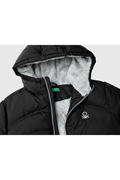 United Colors of Benetton Boy's Black Left Chest Logo Patched Pufa παλτό με λεπτομέρεια μπροστινής τσέπης