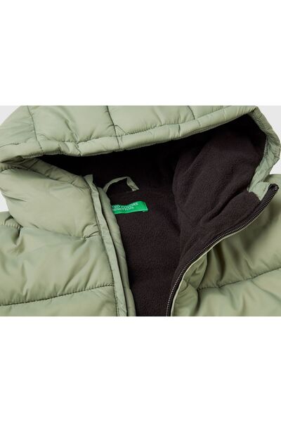 United Colors of Benetton Παλτό Pufa με φερμουάρ με τσέπη μπροστά για αγόρια με στάμπα χακί