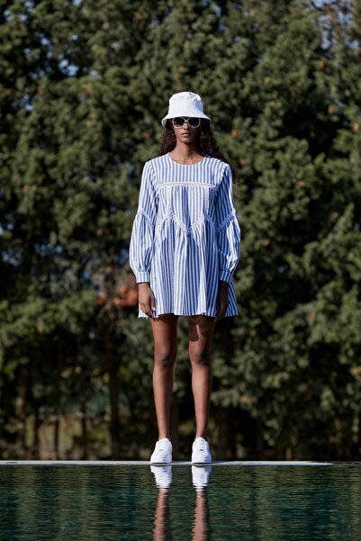 Nur OSKAY Mavi Beyaz Çizgili Simli Mini Elbise