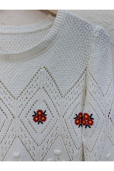 Modamorfo Ecrufarbener Strickpullover – Blumenstickerei und Pompon-Strickpullover