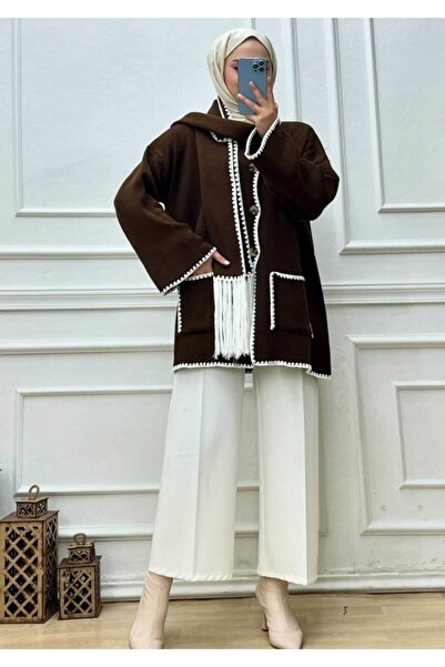 ELİSA Měkká kávová bunda - detail výšivky a šála