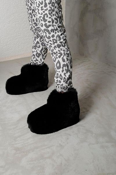 Beyond Papuci de damă negri Bumble cu blană în interior, ultra ușoare, cu pene, 4 cm Bynd03