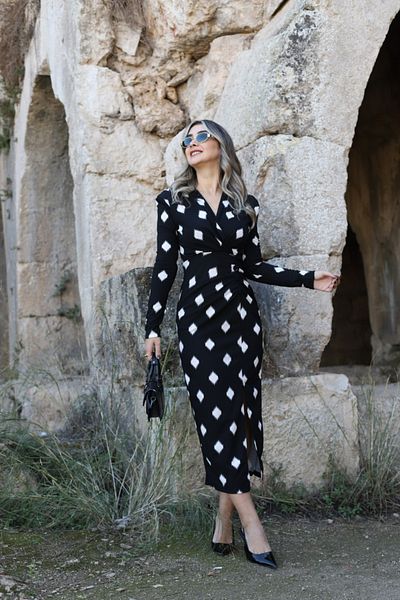 bytugcekaya Rochie neagră cu mânecă lungă, cu nasturi, cu model geometric