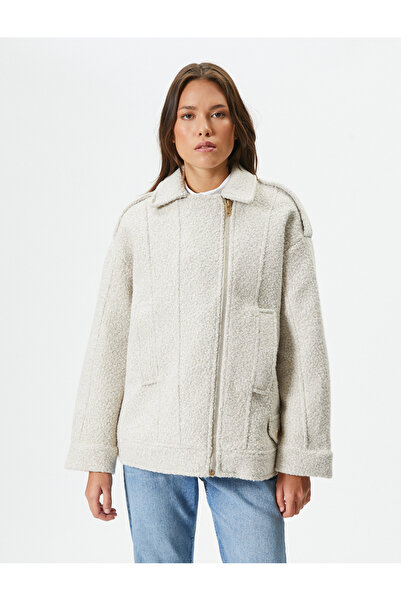 Koton Tuba Ünsal X – Übergroßer Plüschmantel mit Reißverschlusstasche