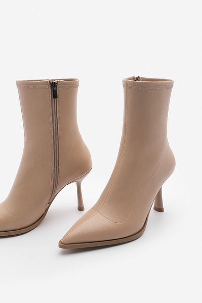Marjin Damenstiefel mit Absatz, spitze Zehenpartie, Kelchabsatz, tägliche klassische Stiefel, Löcher, Beige