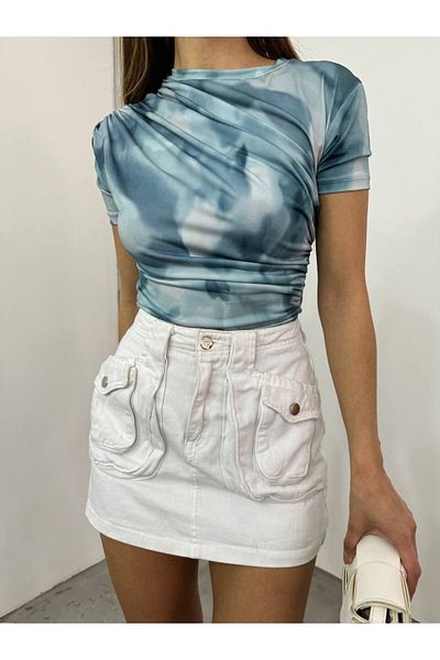 Modamorfo Hellblaue Sendy-Bluse mit Batikmuster – geraffte Taille und Schulter