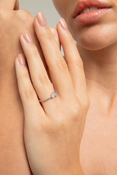 Lina Tia Kadın Kalp Figür Burgu Detaylı Tasarım Çelik Zirkon Taşlı Gümüş Kapl...