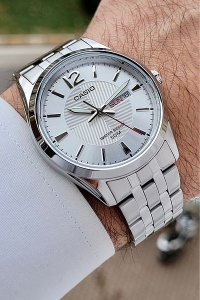 Casio Men's Wristwatch in Metallic Color