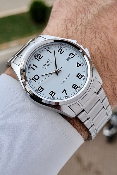 Casio Men's Wristwatch with White Numbers on Dial and Metallic Color Band 2 Years Warranty