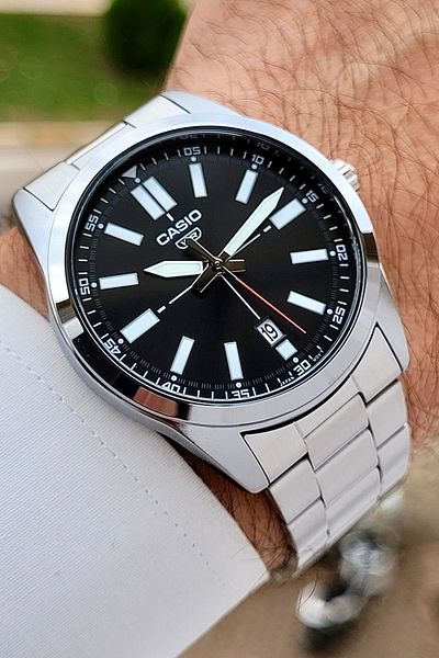Casio Dial Black Band Metallic Color Men's Wristwatch