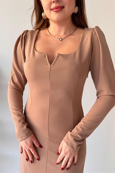 MaziButik Μπεζ κρεπ φόρεμα - Μπροστινή πλευρά V και πίσω χαμηλά