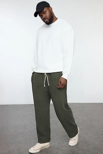 Trendyol Collection Khakifarbene, strukturierte Jogginghose in Übergröße – Regular Fit TMNAW25AJ00010