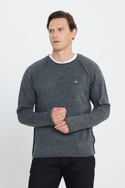 AC&Co / Altınyıldız Classics Anthrazitfarbener Standard-Strickpullover für Herren mit normalem Schnitt und Rundhalsausschnitt mit Rüschen und weicher Struktur
