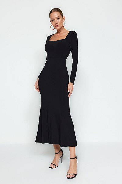 Trendyol Collection Schwarzes, figurbetontes Maxi-Strickkleid mit Volants und quadratischem Ausschnitt TWOAW24EL00613
